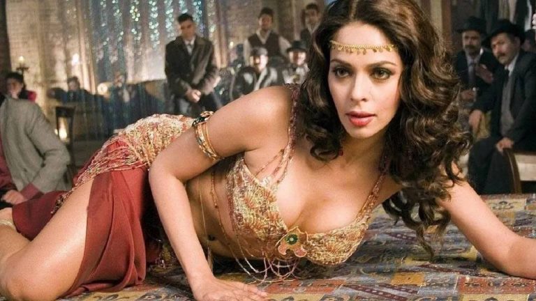 Mallika Sherawat : మీ నడుం మీద చపాతీలు వేడి చేస్తానన్న డైరెక్టర్.. నో చెప్పిన బోల్డ్ బ్యూటీ