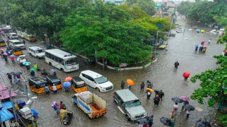 Tamilnadu Rain : చెన్నై సహా పలు ప్రాంతాల్లో భారీ వర్షం.. రైలు, రోడ్డు, విమానాలు, స్కూళ్లు, కాలేజీలు బంద్