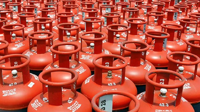 LPG Cylinder :  పండుగలకు ముందు సామాన్యుడికి షాక్.. భారీగా పెరిగిన గ్యాస్ సిలిండర్ ధరలు