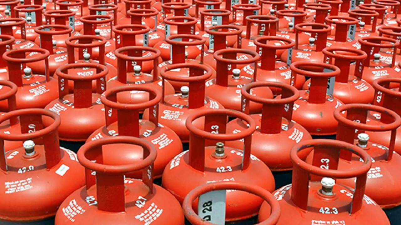 LPG Cylinder :  పండుగలకు ముందు సామాన్యుడికి షాక్.. భారీగా పెరిగిన గ్యాస్ సిలిండర్ ధరలు