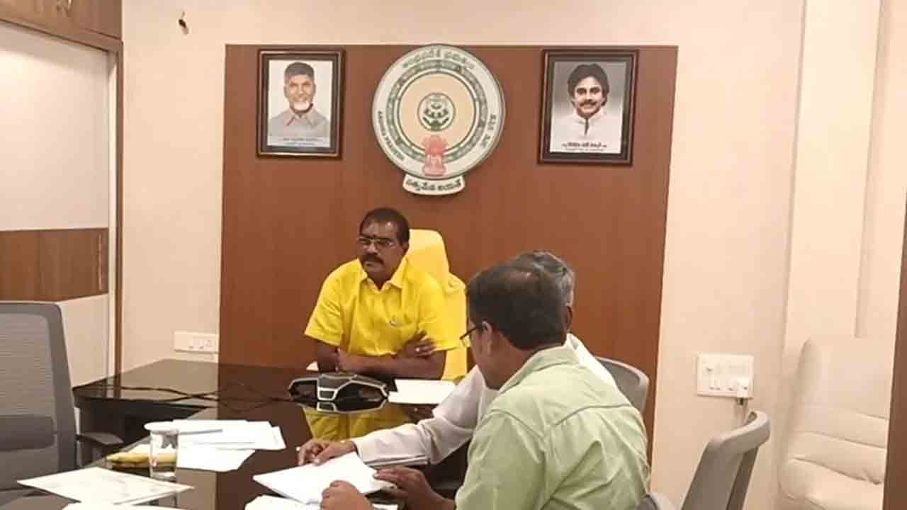 Nimmala Ramanaidu: ఇరిగేషన్ ప్రాజెక్ట్⁭ల సీఈ, ఎస్ఈలతో వీడియో కాన్ఫరెన్స్.. మంత్రి ఆదేశాలు