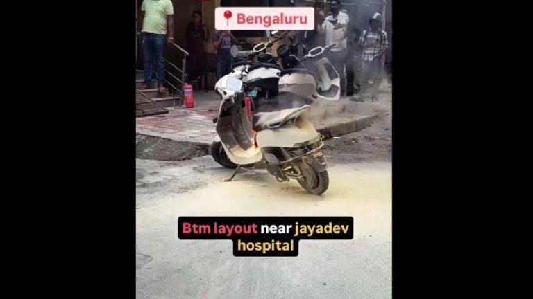 Viral Video: షోరూం ముందే కాలిపోయిన ఓలా స్కూటర్..