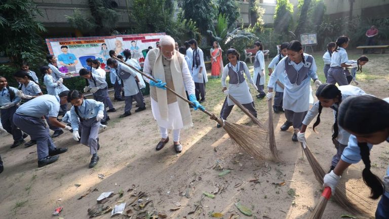 Swachh Bharat: స్వచ్ఛ భారత్ మిషన్‌కు పదేళ్లు పూర్తి.. పిల్లలతో కలిసి చీపురు పట్టిన ప్రధాని