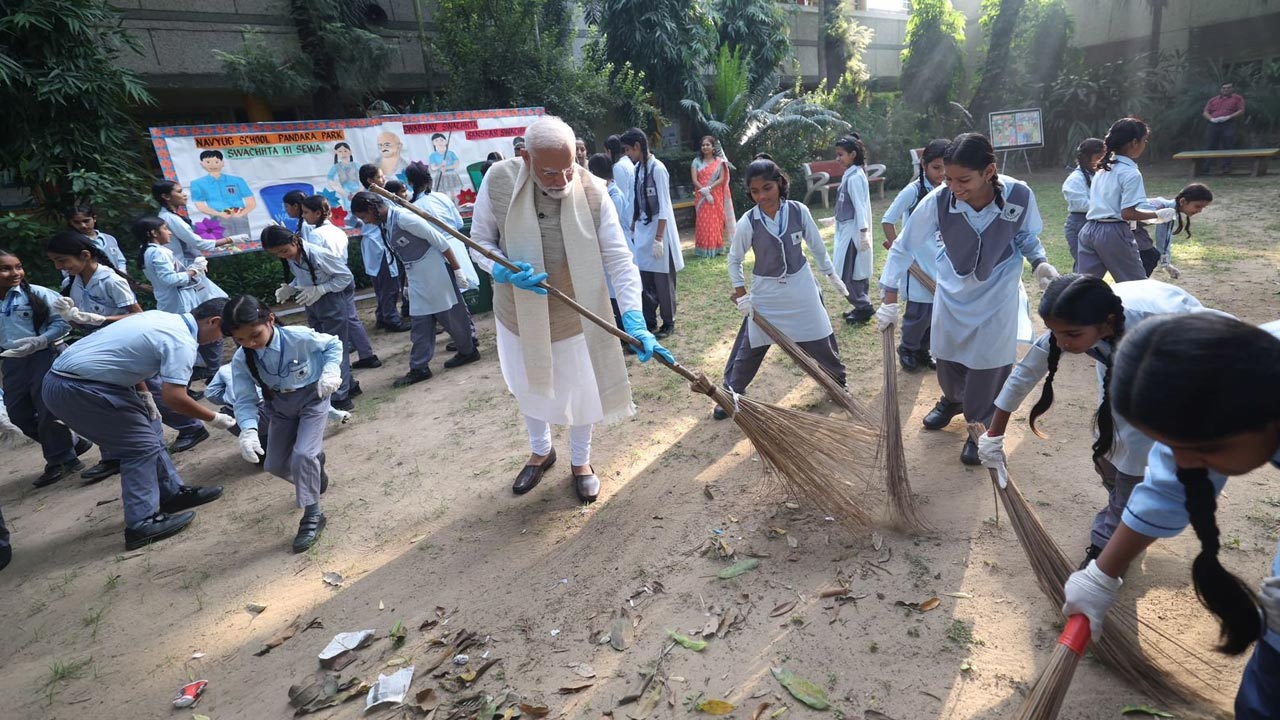 Swachh Bharat: స్వచ్ఛ భారత్ మిషన్‌కు పదేళ్లు పూర్తి.. పిల్లలతో కలిసి చీపురు పట్టిన ప్రధాని