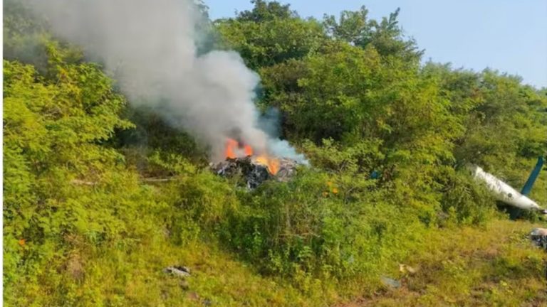 Pune Helicopter Crash: హెలికాప్టర్ కూలి ఇద్దరు పైలట్‌లతో సహా ముగ్గురు మృతి..