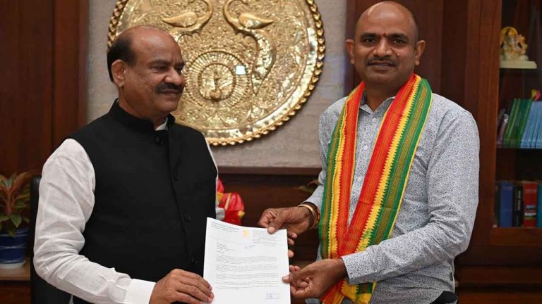 Pydithalli Sirimanu Utsavam 2024: పైడితల్లి అమ్మవారి ఉత్సవాలు.. స్పీకర్‌ ఓంబిర్లాకు ఆహ్వానం..