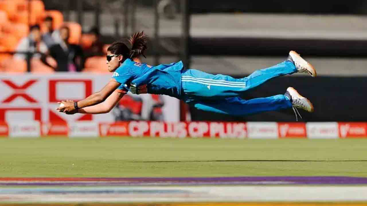 IND vs NZ: ఏం పట్టింది భయ్యా.. గాల్లోకి డైవ్ చేసి మరీ (వీడియో)