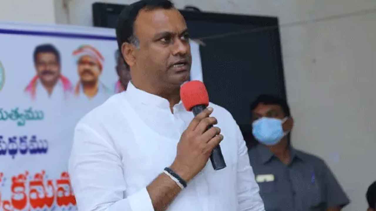 Komatireddy Venkat Reddy : రాజగోపాల్ రెడ్డికి షాకిచ్చిన మహిళలు