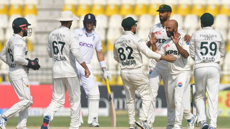 PAK vs ENG: అదరగొట్టిన పాకిస్తాన్ స్పిన్నర్లు.. ఇద్దరే 20 వికెట్స్ పడగొట్టారు!