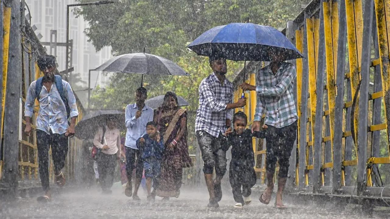 Telangana Rains: తెలంగాణలో తేలికపాటి నుంచి మోస్తరు వర్షాలు..
