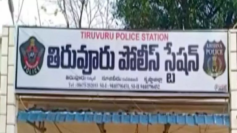 AP News: పోలీస్‌స్టేషన్‌లో కుప్పకూలిన సీలింగ్‌.. ఎస్సైకు తృటిలో తప్పిన ప్రమాదం!