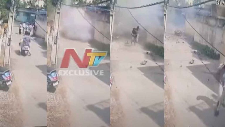 Tragedy In Eluru: దీపావళి రోజు విషాదం.. బైక్‌పై టపాసులు తీసుకెళ్తుండగా పేలుడు