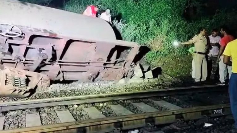 Train Derailed: రైలు ప్రమాదం.. పట్టాలు తప్పిన పెట్రోలియం ఉత్పత్తులతో వెళ్తున్న గూడ్స్ రైలు!