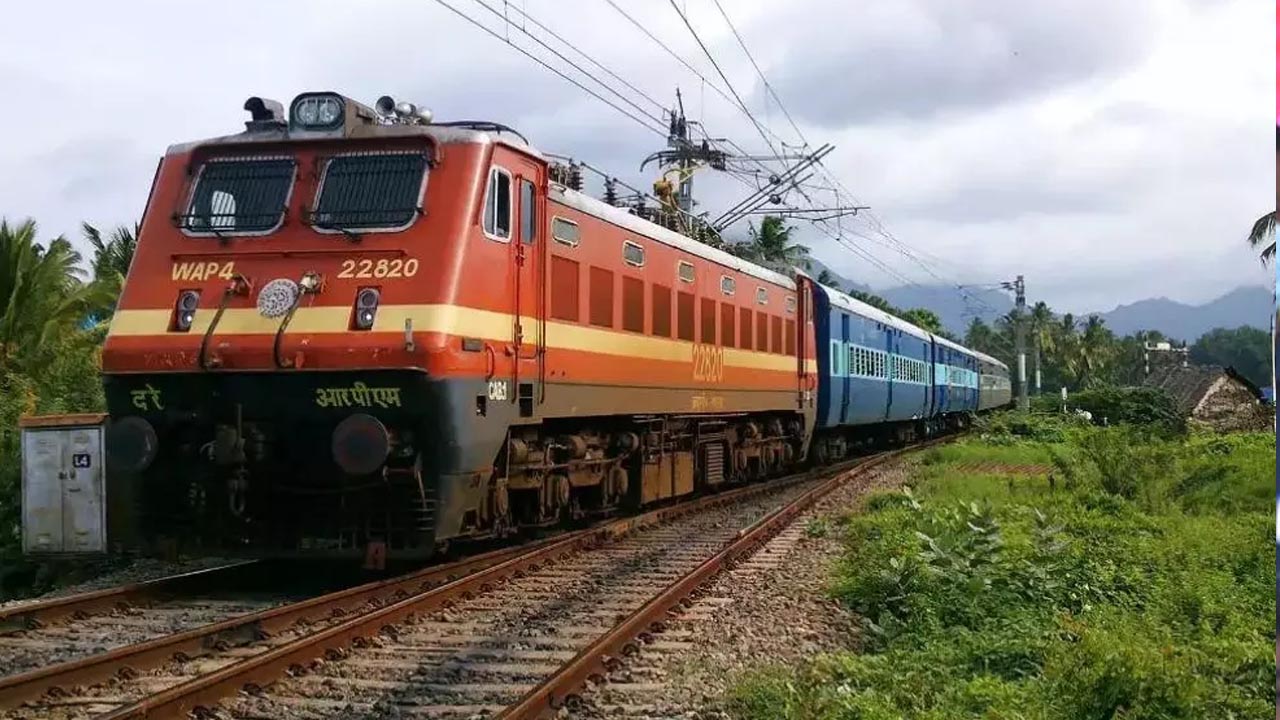 Trains Cancelled: దానా ఎఫెక్ట్‌.. మరో 17 రైళ్లు రద్దు .. సమాచారం కోసం హెల్ప్‌లైన్‌‌ నంబర్లు..