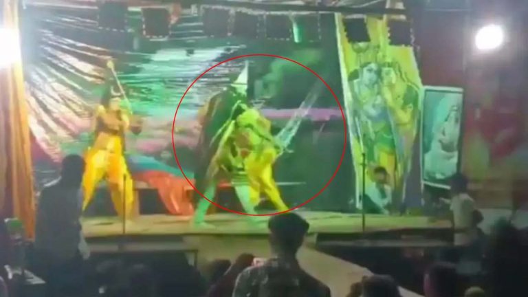 UP: నాటక ప్రదర్శనలో షాకింగ్ ఘటన.. స్టేజ్‌పై కొట్టుకున్న నటులు