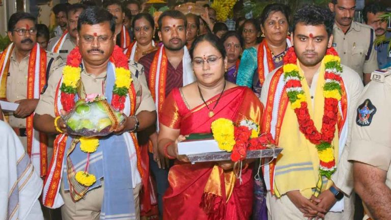 Indrakeeladri: దుర్గమ్మకు కుటుంబ సమేతంగా పట్టువస్త్రాలు సమర్పించనున్న విజయవాడ సీపీ