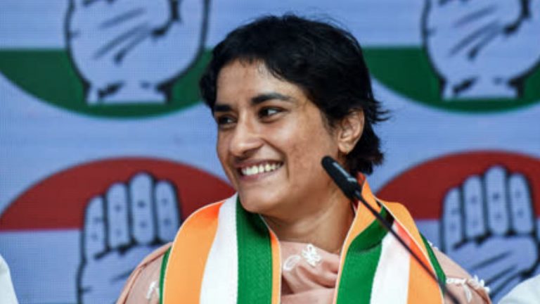 Vinesh Phogat: కౌంటింగ్ కేంద్రం నుంచి వెళ్లిపోయిన రెజ్లర్‌ వినేశ్‌ ఫొగాట్‌.. వీడియో వైరల్!