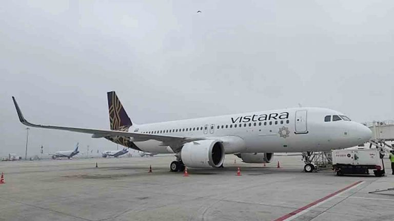 Vistara Flight: హైదరాబాద్ నుంచి ఢిల్లీ వెళ్తున్న విమానం అత్యవసర ల్యాండింగ్..