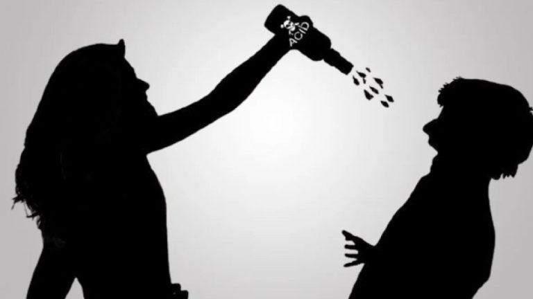 Acid Attack: 12 ఏళ్లుగా బ్లాక్ మెయిల్.. మాజీ ప్రియుడిపై యాసిడ్ పోసిన ప్రియురాలు