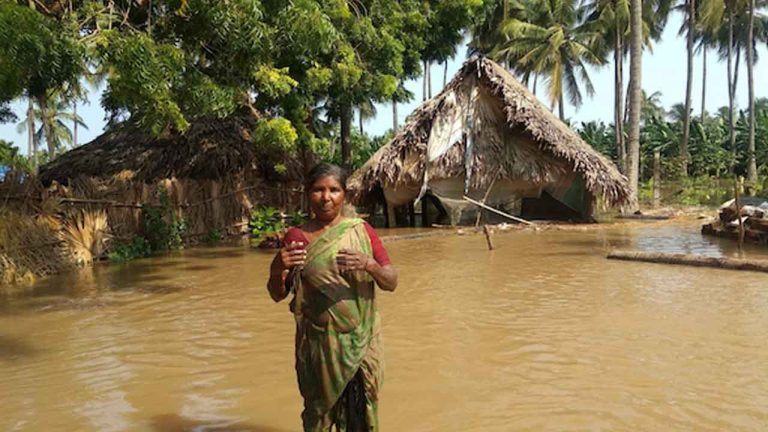 AP Floods : లంక గ్రామాల్లో వరద బాధితులు ఆందోళన