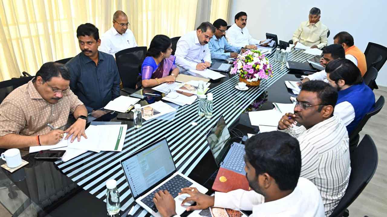 CM Chandrababu: మూడు శాఖలపై సీఎం సమీక్ష.. ధరల నియంత్రణ కోసం తీసుకున్న చర్యలపై ఆరా