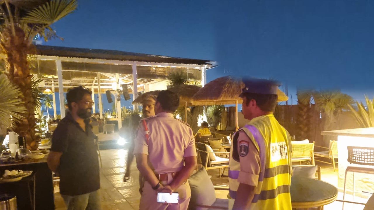 Hyderabad Pubs: బార్ పర్మిషన్ తో పబ్ నిర్వహణ.. పోలీసులు సీరియస్..