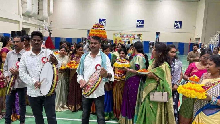Bathukamma  : దుబాయ్‌లో ఘనంగా బతుకమ్మ వేడుకలు