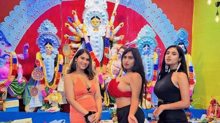 Viral News : అమ్మవారి ముందు బోల్డ్‌ డ్రెస్‌లో  పోజులు.. తిట్టిపోస్తున్న భక్తులు..!