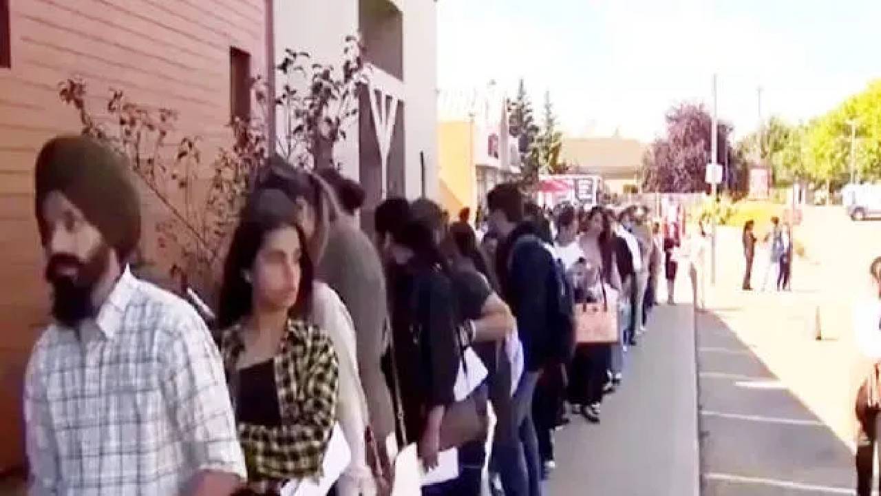 Canada: కెనడాలో భారతీయ విద్యార్థుల పరిస్థితి ఇది.. “వెయిటర్” ఉద్యోగం కోసం బారులు..