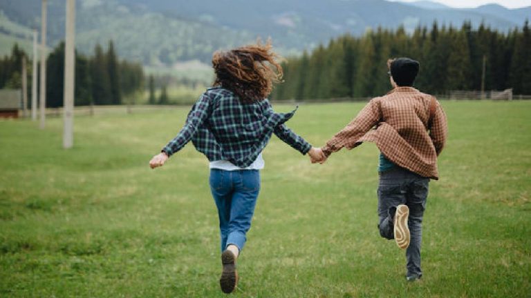 Crime: లవర్‌తో పారిపోయిన వివాహిత.. ఆత్మహత్య ప్లాన్ కోసం వృద్ధుడి హత్య..