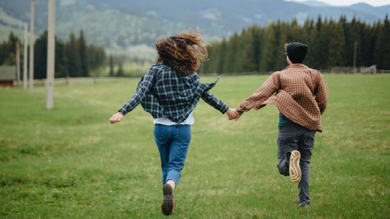 Crime: లవర్‌తో పారిపోయిన వివాహిత.. ఆత్మహత్య ప్లాన్ కోసం వృద్ధుడి హత్య..