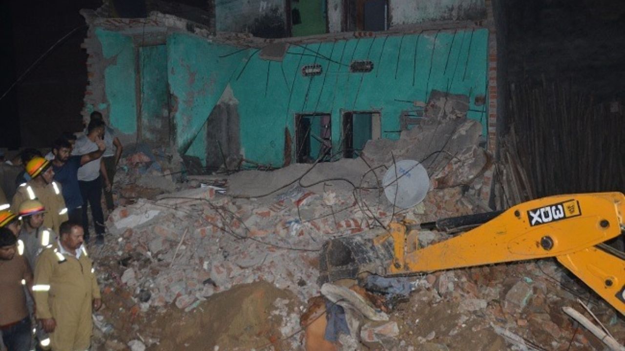 Cylinder Blast: సిలిండర్ పేలి కూలిన ఇంటి పైకప్పు.. ఆరుగురు మృతి