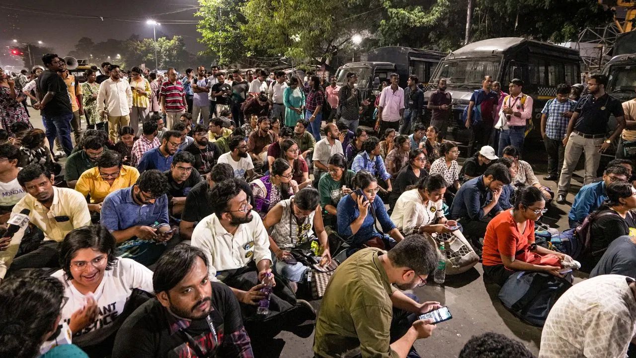 Kolkata Rape Case: 24 గంటల్లోగా డిమాండ్లను నెరవేర్చకుంటే నిరాహార దీక్ష.. ప్రభుత్వానికి డాక్టర్లు అల్టిమేటం