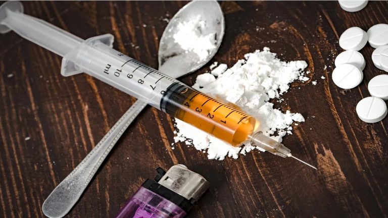 Drugs: డ్రగ్స్ కిక్ ఎక్కలేదని సొంతంగా తయారు చేసుకున్న స్టూడెంట్స్..