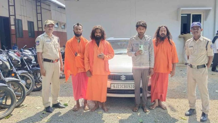 Fake Baba : రిటైర్డ్ టీచర్‌ని బురిడీ కొట్టించిన దొంగ బాబాలు..