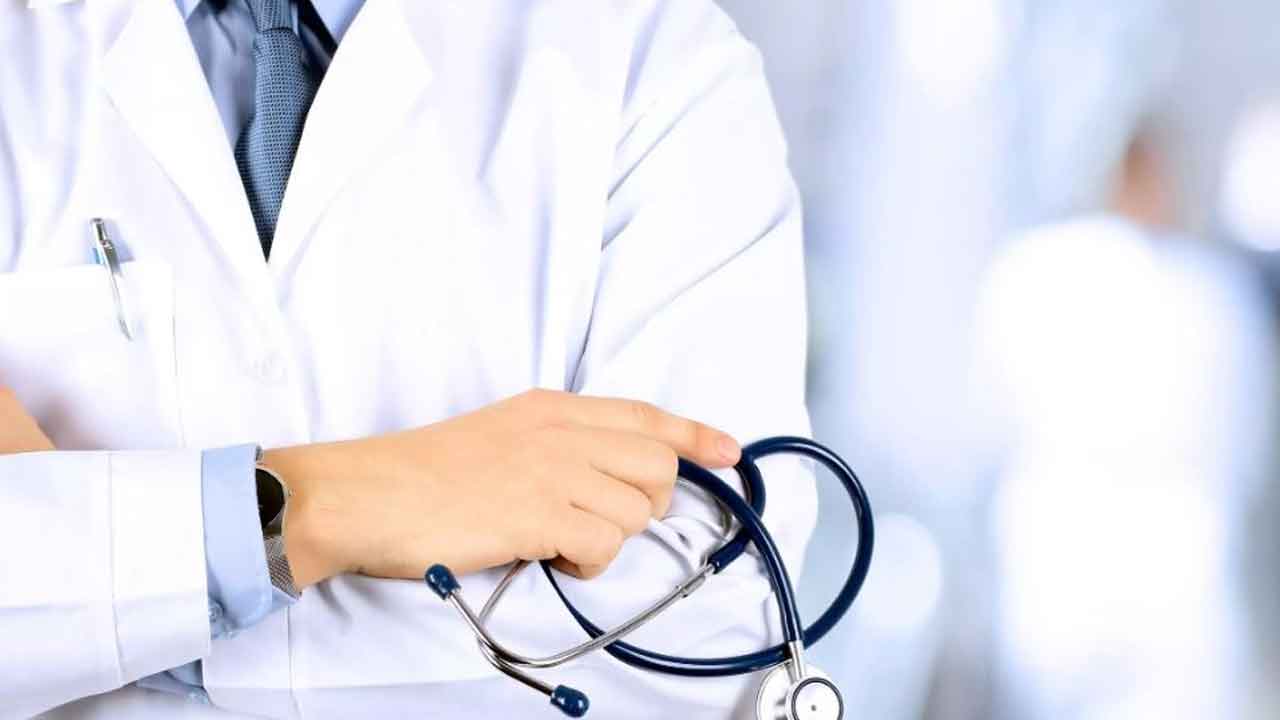 Fake Clinics : పరిగిలో 6 ఫేక్‌ క్లినిక్‌లను సీజ్‌ చేసిన అధికారులు