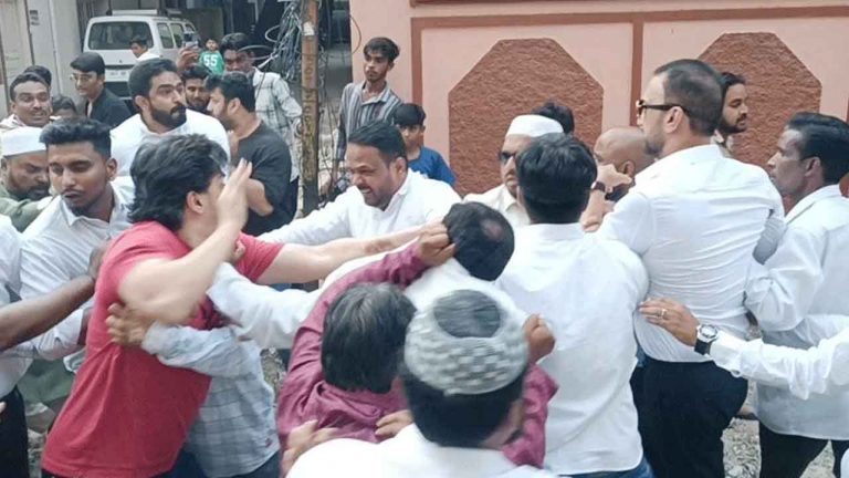 Congress vs MIM : ఆసిఫ్‌నగర్‌లో తీవ్ర ఉద్రిక్తత.. కాంగ్రెస్‌, ఎంఐఎం నేతల మధ్య ఘర్షణ