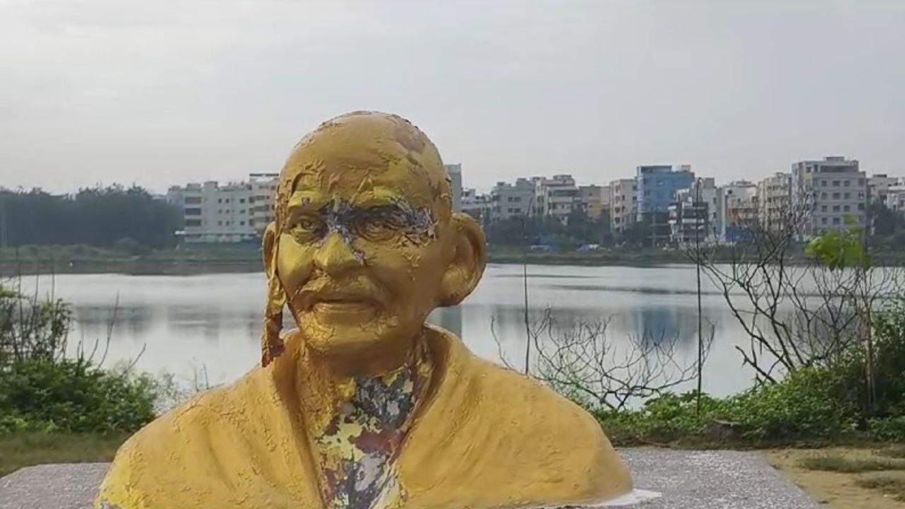 Mahatma Gandhi: మహాత్ముడికి అవమానం.. తాగుబోతుల వీరంగం?