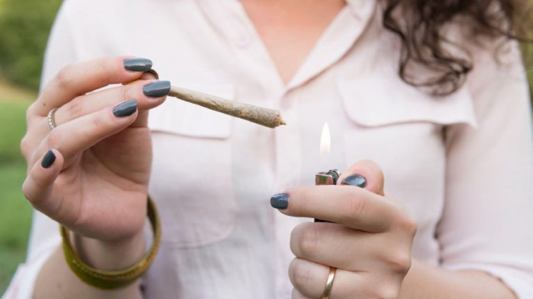 Ganja With Students: గంజాయి అంటించుకోవడం కోసం ఎక్సైజ్ ఆఫీసుకెళ్లి అధికారులను అగ్గిపెట్టె అడిగిన విద్యార్థులు