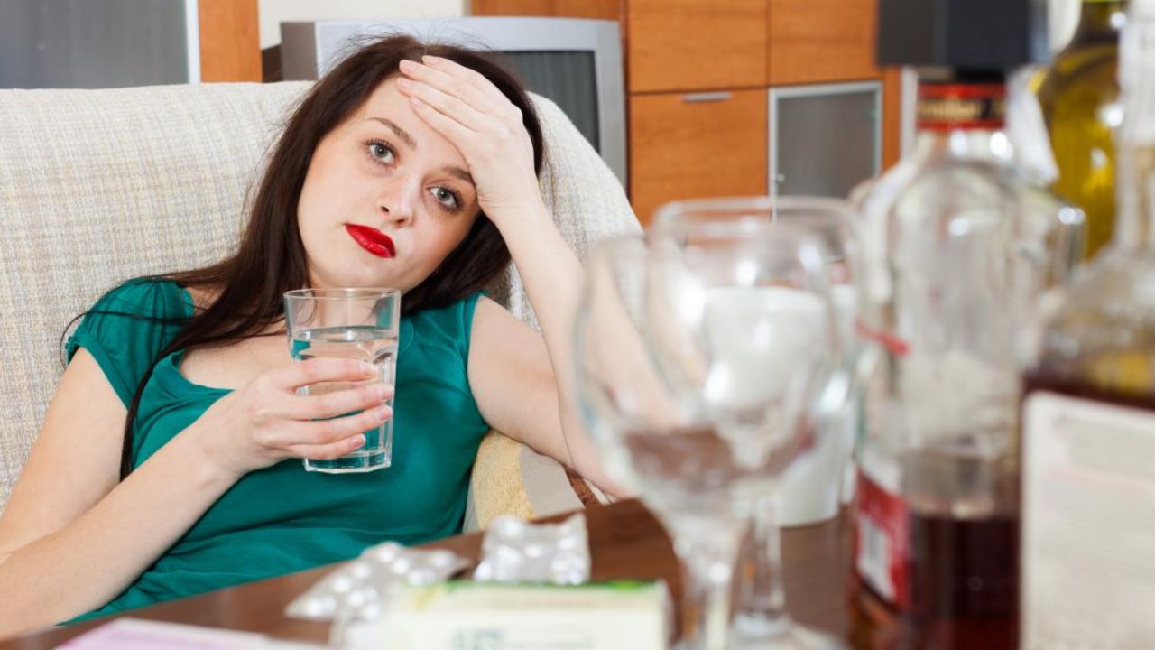 Hangover Tips: హ్యాంగోవర్ పోవడానికి ఇలా ట్రై చేయండి!