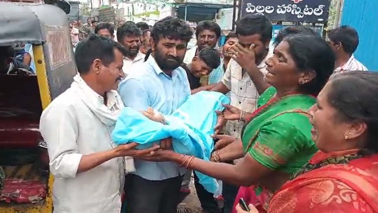 Atrocious: వైద్యుల నిర్లక్ష్యంతో బాలిక మృతి.. ఆస్పత్రి వద్ద బంధువుల ఆందోళన
