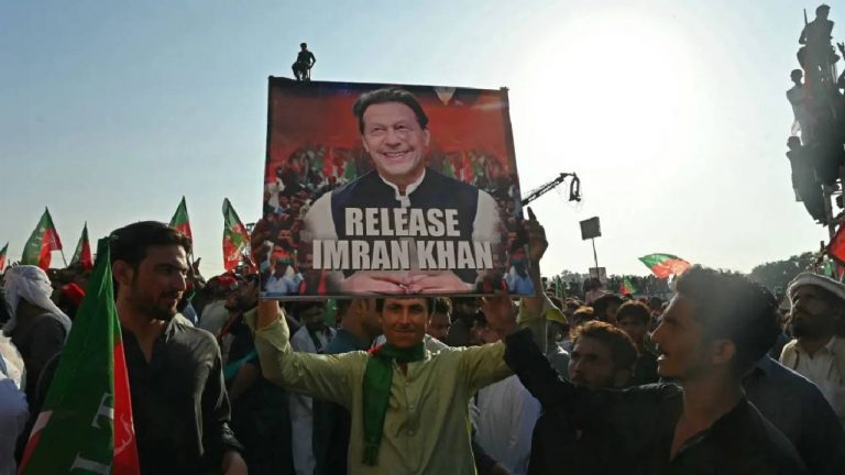 Pakistan: పాకిస్తాన్ రాజధాని లాక్ డౌన్.. ముఖ్య నగరాల్లో ఇంటర్నెట్ బంద్.. కారణం ఇదే..