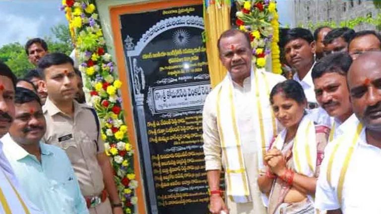 Komatireddy Venkat Reddy : బీఆర్‌ఎస్‌ హయాంలో చేసిన రుణమాఫీ వడ్డీలకే సరిపోయింది
