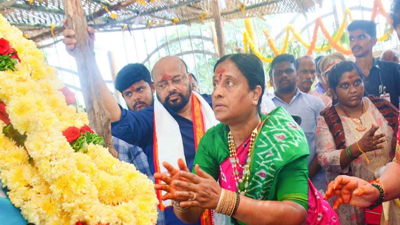 Konda Surkha : మేడారం వనదేవతలను దర్శించుకున్న మంత్రి కొండా సురేఖ దంపతులు