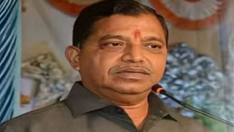 Datta Dalvi: మాజీ మేయర్ పై వీధి వ్యాపారి దాడి