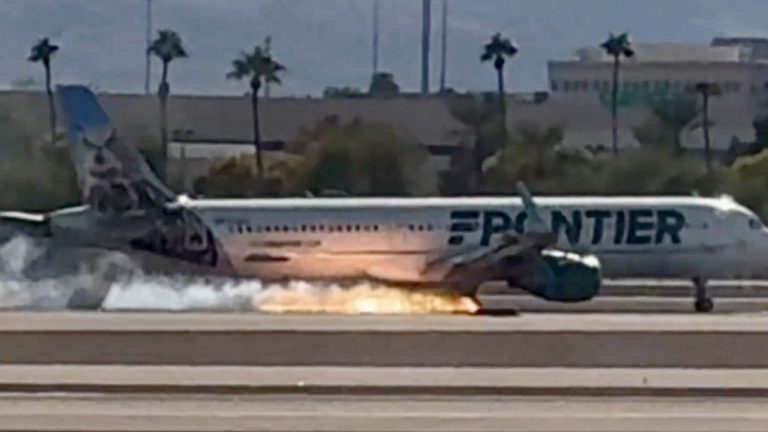 Las Vegas: తృటిలో తప్పిన పెను ప్రమాదం.. విమానం ల్యాండ్ అవుతుండగా మంటలు