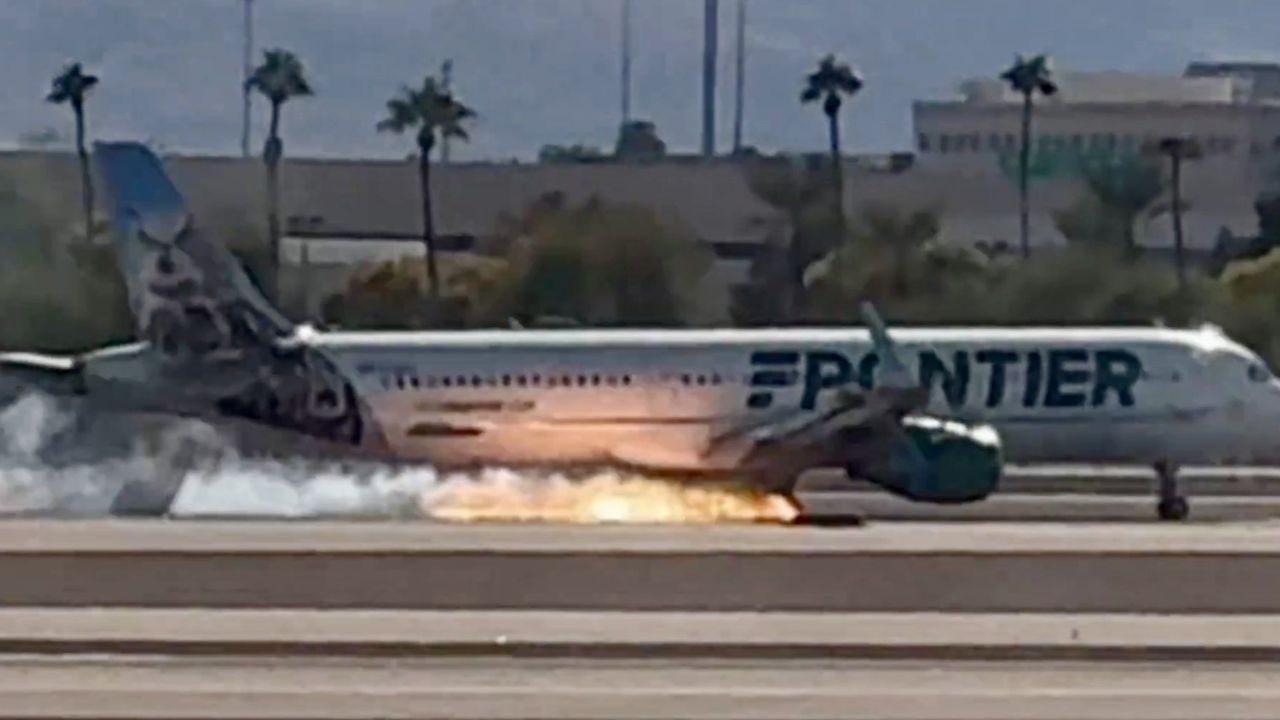 Las Vegas: తృటిలో తప్పిన పెను ప్రమాదం.. విమానం ల్యాండ్ అవుతుండగా మంటలు