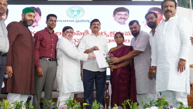 Ponnam Prabhakar : గోషామహల్‌లోని లబ్ధిదారులకు డబుల్ బెడ్ రూమ్ పట్టాల పంపిణీ