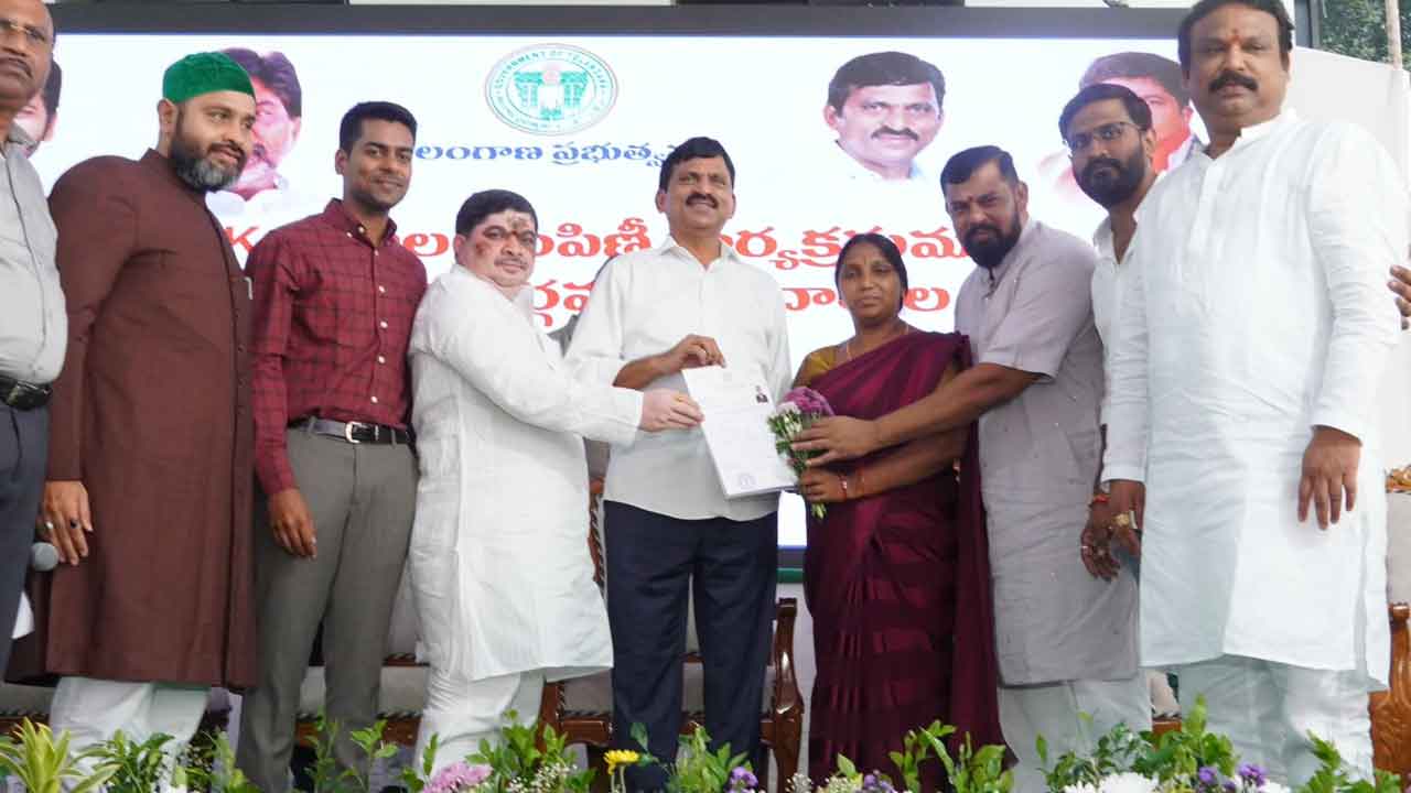 Ponnam Prabhakar : గోషామహల్‌లోని లబ్ధిదారులకు డబుల్ బెడ్ రూమ్ పట్టాల పంపిణీ