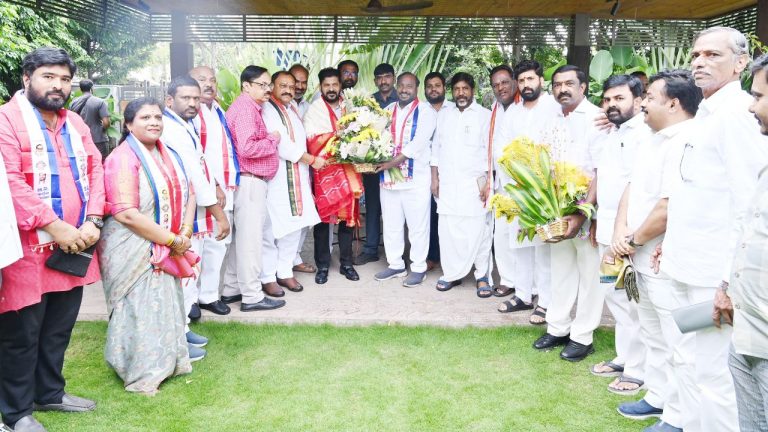 Revanth Reddy: ముఖ్యమంత్రి నివాసంలో సీఎంను కలిసిన బీసీ సంక్షేమ సంఘం నేతలు